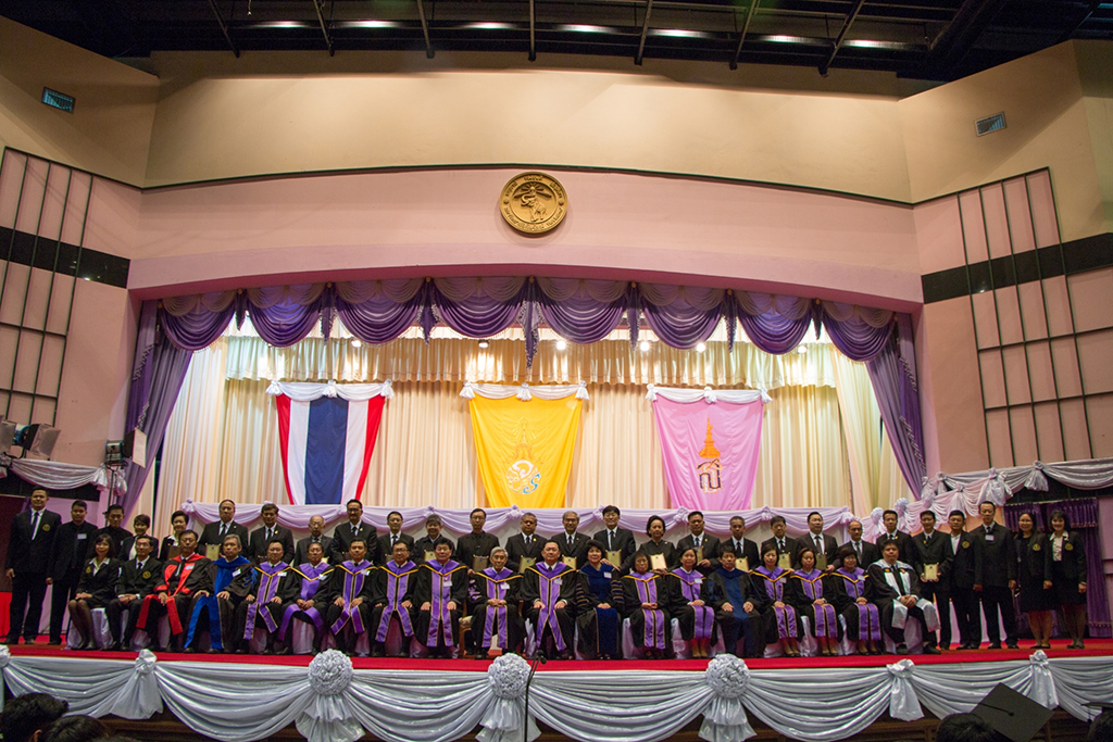 พิธีประกาศเกียรติคุณ รับมอบโล่เชิดชูเกียรติ และการแสดงความยินดีแก่นักศึกษาเก่าดีเด่นมหาวิทยาลัยเชียงใหม่